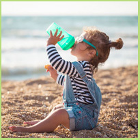 Van fles naar beker. Leren drinken uit een beker.