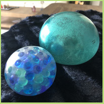 Slijmerige stressballen gevuld met orbs. De balzz zijn super knijpbaar