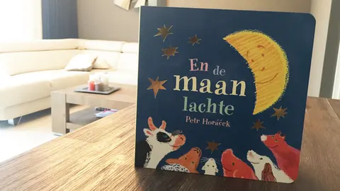 En de maan lachte