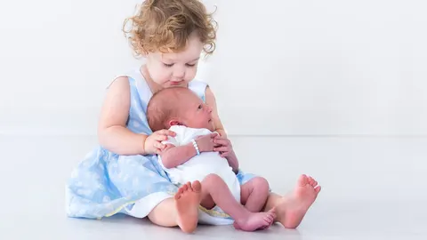 Je kind voorbereiden op de komst van een baby: hoe verdeel je de aandacht?