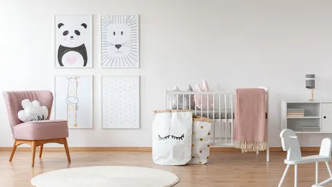 Wat hang je aan de muren in de babykamer?