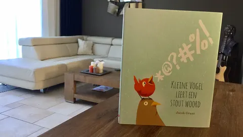 Kleine vogel leert een stout woord