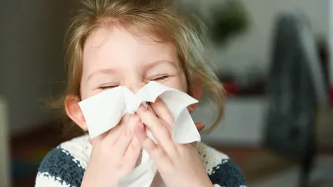 Snottebellen verwijderen en slijmneusjes snuiten