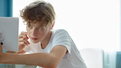 Jeugdpuistjes: Hoe ga je om met acne?