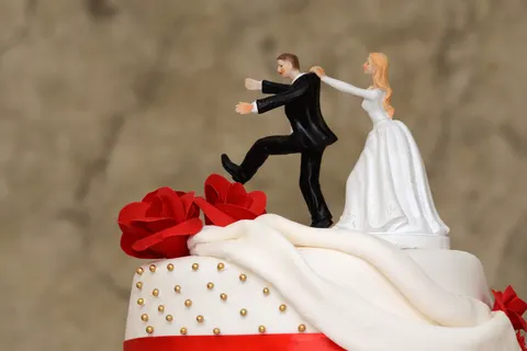 Een vechtscheiding: twee woorden die samen een wereld van conflict, emotie en uitdaging omschrijven. Het is een situatie die niemand wil meemaken, laat staan erin verstrikt raken. Maar als het ondenkbare gebeurt, hoe ga je er dan mee om? In dit blog verkennen we de wegen rondom een vechtscheiding, van het voorkomen tot de impact op de meest kwetsbaren: de kinderen. Voorkomen is beter dan genezen Het spreekwoord "voorkomen is beter dan genezen" is nergens zo toepasselijk als bij een vechtscheiding. Communicatie staat centraal. Open, eerlijke gesprekken over gevoelens, verwachtingen en frustraties kunnen veel problemen voorkomen. Zoek tijdig professionele hulp, zoals een mediator of relatietherapeut, om te leren constructief te communiceren en compromissen te sluiten. Een andere belangrijke stap is het opstellen van duidelijke afspraken over financiën, opvoeding en andere cruciale zaken, idealiter voordat de situatie escaleert. Oorzaken van een vechtscheiding Een vechtscheiding ontstaat niet uit het niets. Vaak zijn er onderliggende oorzaken zoals onopgeloste conflicten, externe druk, financiële problemen, of simpelweg het uit elkaar groeien. Soms spelen persoonlijkheidskenmerken een rol, zoals een gebrek aan empathie of flexibiliteit. Erkenning van deze problemen is een eerste stap naar het voorkomen van escalatie. Impact op kinderen: korte en lange termijn Kinderen zijn de stille getuigen van een vechtscheiding, en de impact op hen kan zowel op de korte als de lange termijn verwoestend zijn. Op de korte termijn ervaren kinderen vaak stress, angst en een gevoel van verscheurdheid tussen de ouders. Dit kan leiden tot problemen op school, teruggetrokken gedrag en slaapproblemen. Op de lange termijn kan de impact dieper liggen, zoals issues met vertrouwen, relaties en zelfbeeld. Het is cruciaal voor ouders om zich bewust te zijn van deze impact en waar mogelijk de kinderen buiten het conflict te houden. Wat kun je doen? Communicatie is, nogmaals, sleutel. Zelfs in de moeilijkste situaties is het belangrijk om respectvol en constructief met elkaar te blijven communiceren, vooral in het bijzijn van kinderen. Probeer een stabiele, liefdevolle omgeving voor hen te behouden, waarin ze zich veilig en gehoord voelen. Daarnaast is het inschakelen van professionele hulp voor zowel de ouders als de kinderen een belangrijke stap. Therapie kan helpen bij het verwerken van de situatie en het opbouwen van een nieuw leven. Tot slot Een vechtscheiding is een complexe, emotionele rollercoaster die diepe sporen kan achterlaten bij alle betrokkenen. Het is een pad dat niemand bewandelt zonder littekens. Toch, door actief te werken aan communicatie, begrip en respect, kunnen de ergste gevechten vaak voorkomen worden. Voor diegenen die zich in het midden van zo'n situatie bevinden, onthoud dat het zoeken van hulp geen teken van zwakte is, maar een stap naar een betere toekomst, voor jou en vooral voor je kinderen. Laten we niet vergeten dat in het hart van elke scheiding, de kans ligt op een nieuw begin, mits we bereid zijn om samen te werken, te luisteren en te leren.
