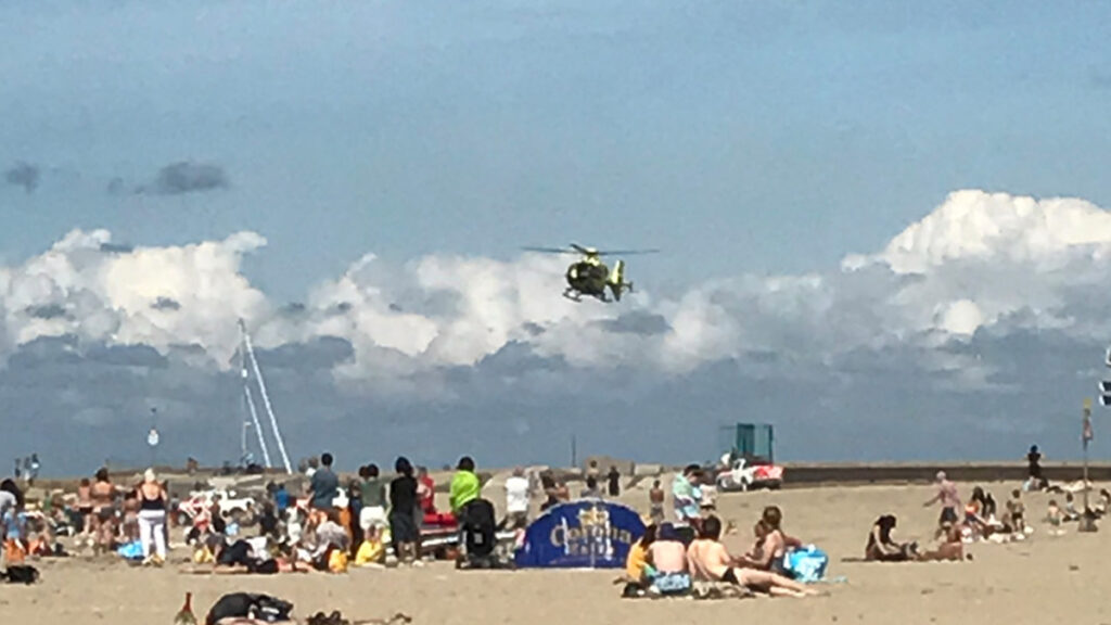 Strand, zee en traumahelikopter