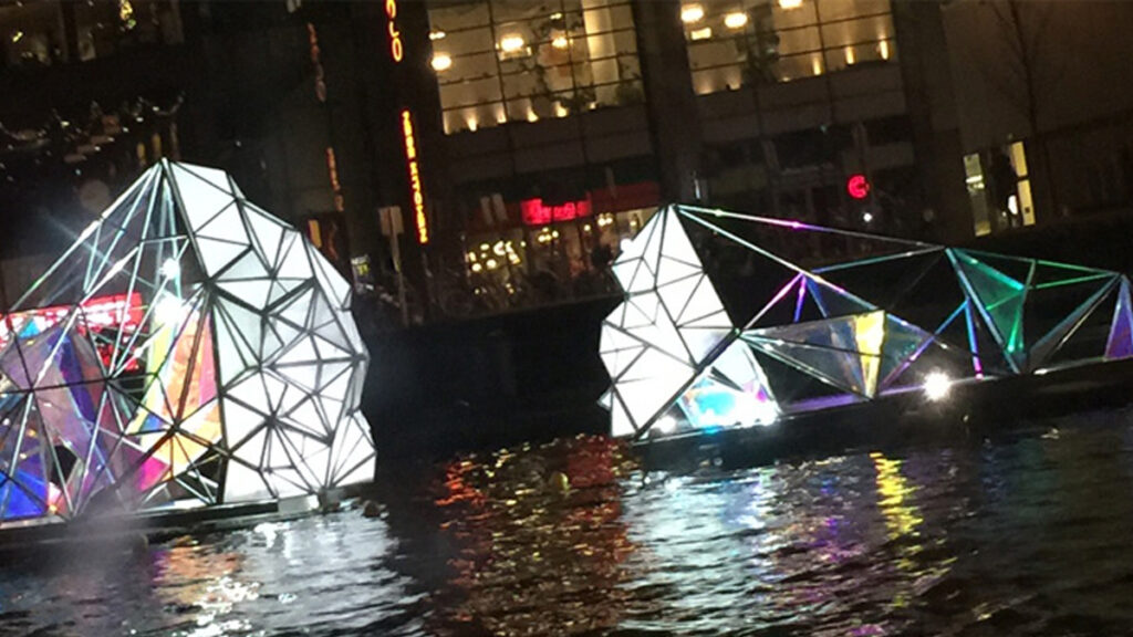 Boek bij Blue Boat Company een rondvaart tijdens het Amsterdam Light festival