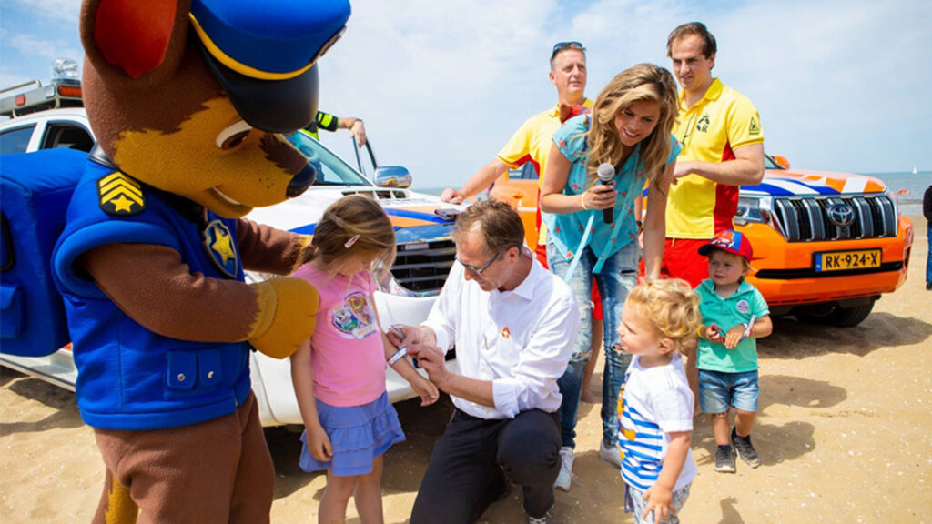 Paw Patrol stranddag - Uitreiking van het eerste SOS strandbandje