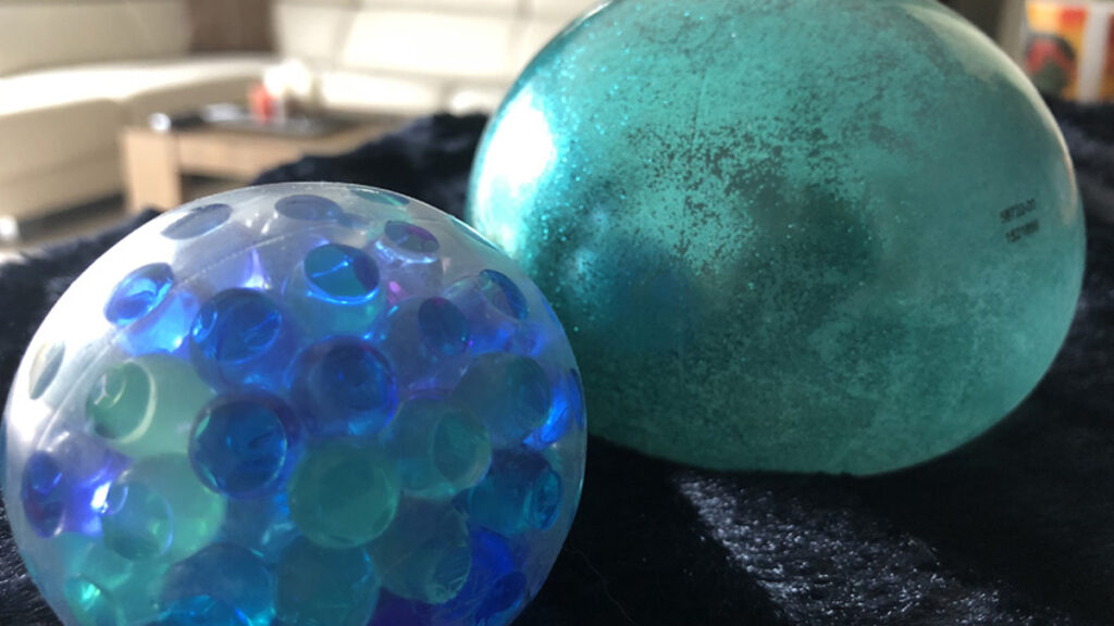 Slijmerige stressballen gevuld met orbs. De balzz zijn super knijpbaar