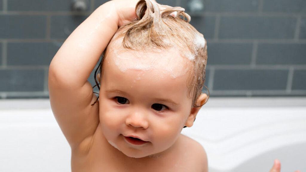 Verzorging van de babyhaartjes – Haren wassen, haren kammen