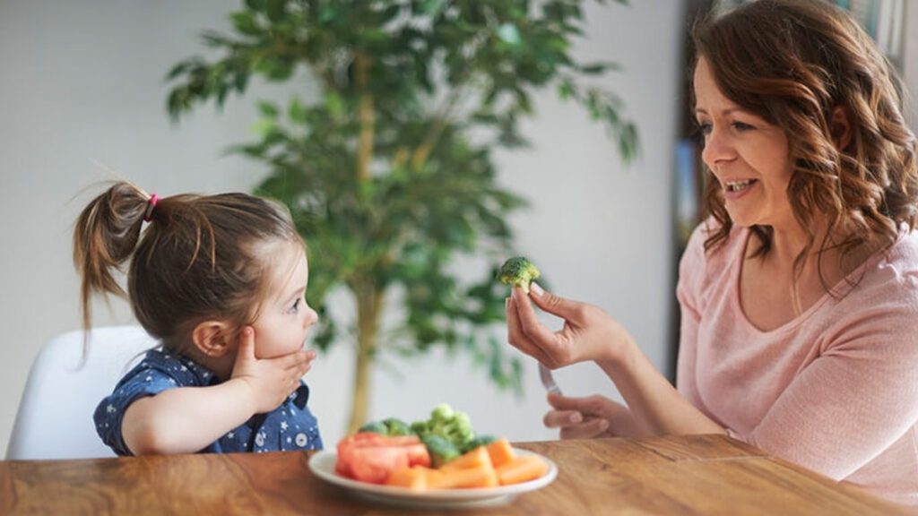 Veelzijdig eten: Zo leert hij meer dingen te eten!