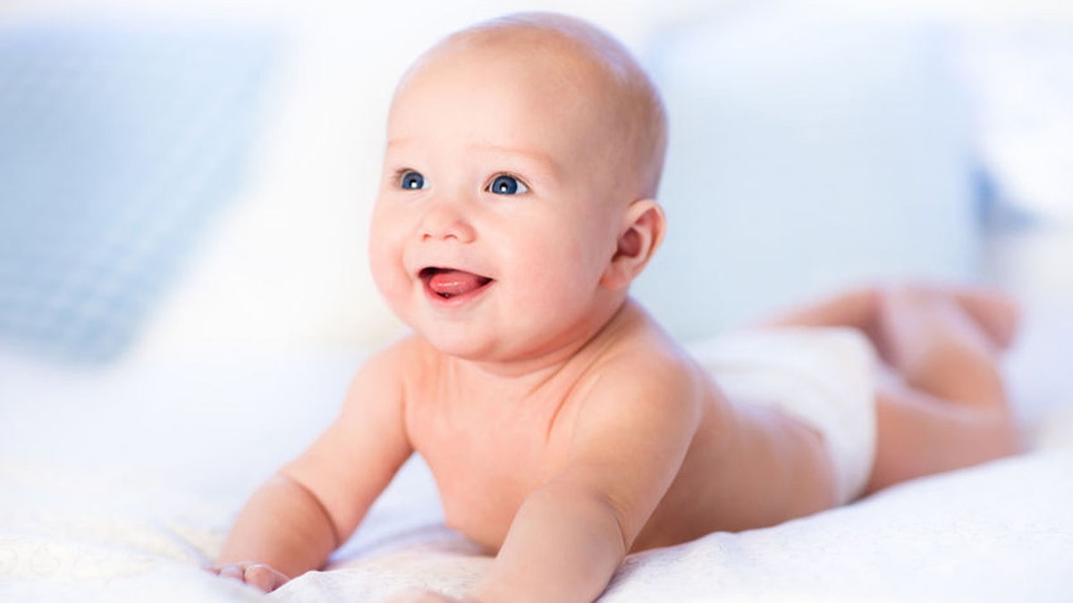 vrachtauto plakband matras Maand 2 – Ontwikkeling baby - Oudersenzo
