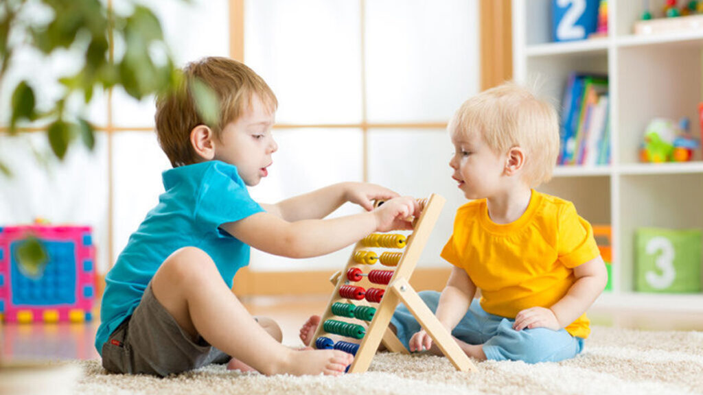 Hoe leert je peuter samen te spelen met andere kinderen?