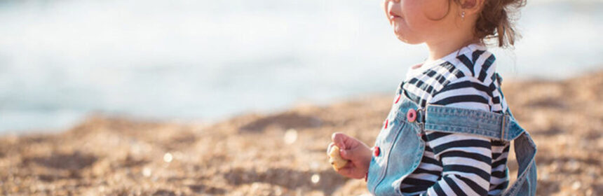 Van fles naar beker. Drinken uit een beker.