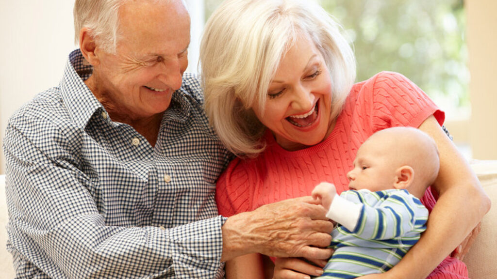 Het eerste kleinkind: de blije geboorte van oma en opa!