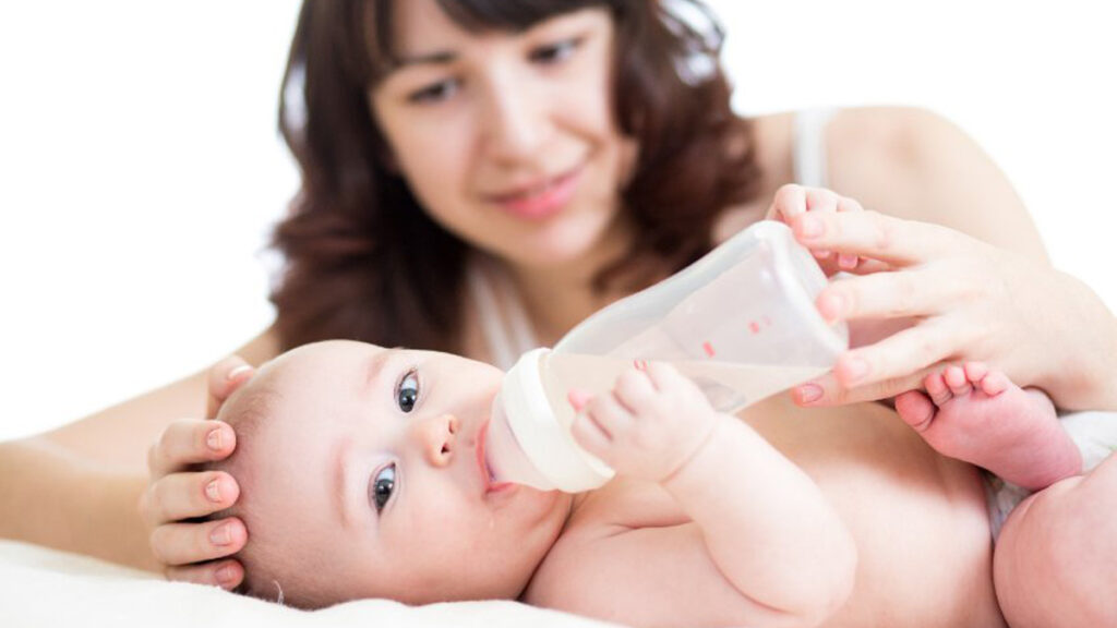 Je baby aan de fles laten wennen: hoe en wanneer begin je?