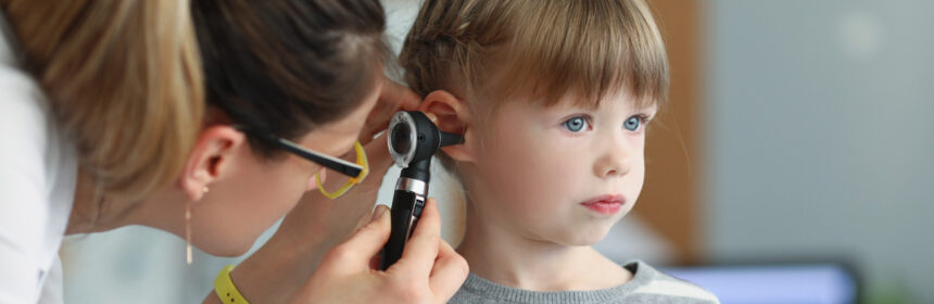 Waarom krijgen sommige kinderen buisjes in hun oren?