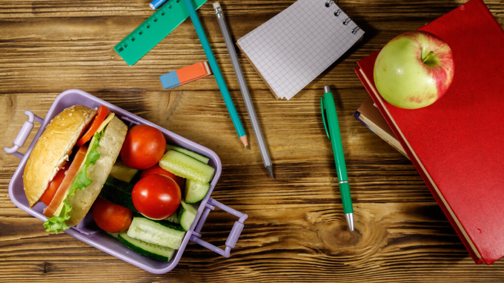 Gratis schoollunch verdient zich 4 keer terug