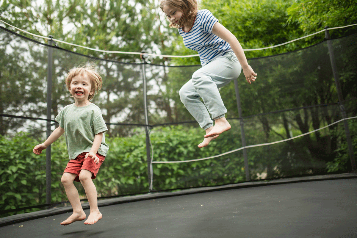 Zo maak je van trampoline springen een veilige dagelijkse beweegpauze